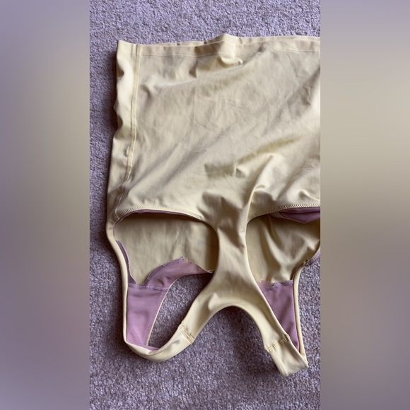 Nike small work out tank - Picture 2 of 2